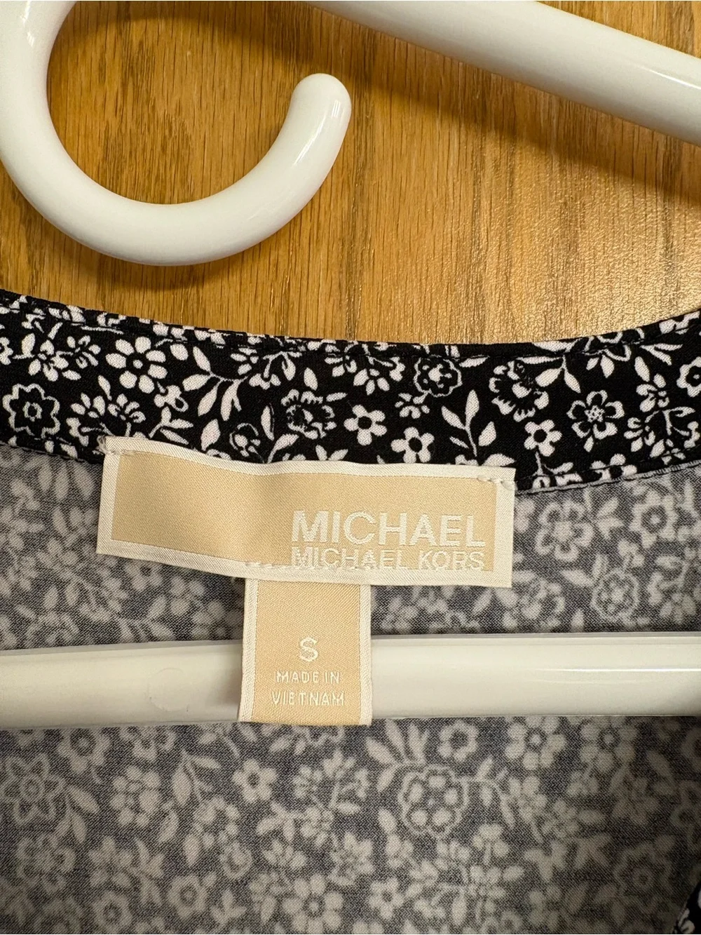 Michael Kors Blackand White Floral V-Neck Sleeveless Dress